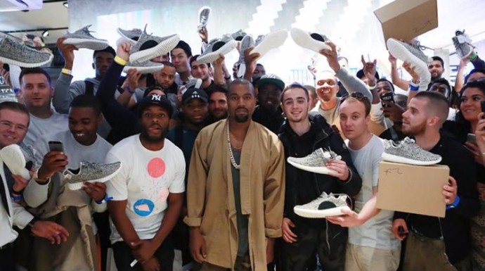 Kanye West celebrando el lanzamiento de la colección en la tienda Adidas Originals de Londres.