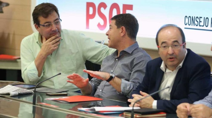 Vara conversa con Page en presencia de Miquel Iceta en una reunión del PSOE