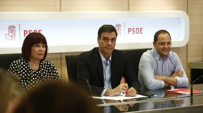 Sánchez, este lunes con rostro serio, preside la Permanente del PSOE