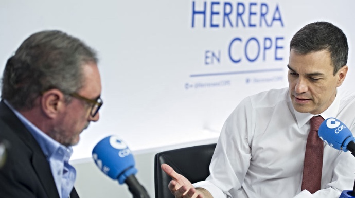 Carlos Herrera y Pedro Sánchez, durante una entrevista en Herrera en COPE.