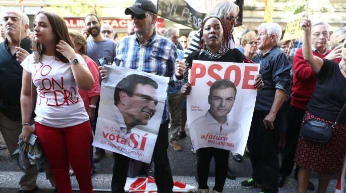 Militantes del PSOE partidarios de Sánchez frente a la sede de Ferraz