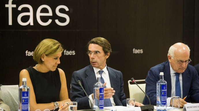 Cospedal, Aznar y Javier Zarzalejos durante la firma del acuerdo por el que FAES se desvincula del PP