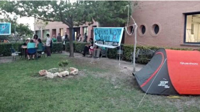 Imagen de la acampada y encierro de los trabajadores con enfermos mentales. FOTO: DIARIO INFORMACIÓN