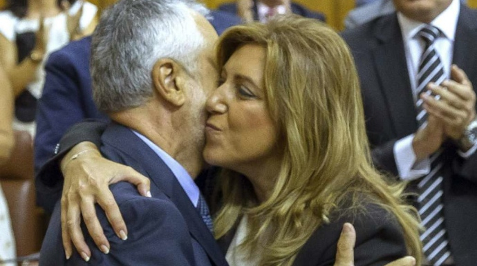Susana Díaz se abraza a su antecesor, el imputado José Antonio Griñán