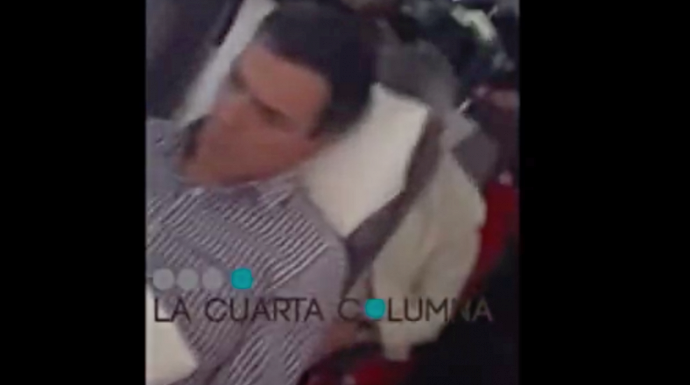 Pedro Sánchez, acomodado en el avión que le pone rumbo a Los Ángeles.
