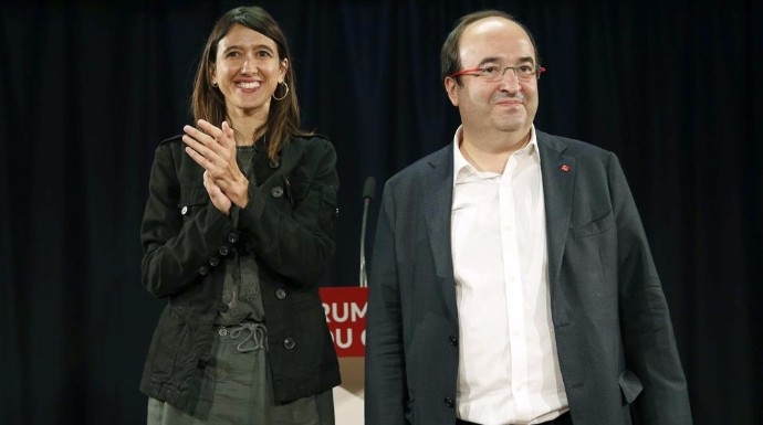 La bravuconada de los socialistas catalanes se le va de las manos a Javier Fernández