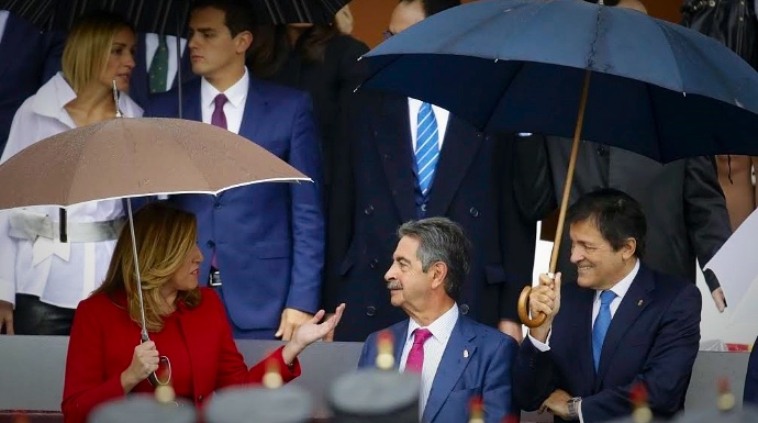 Susana Díaz, Miguel Ángel Revilla y Javier Fernández, durante el desfile.