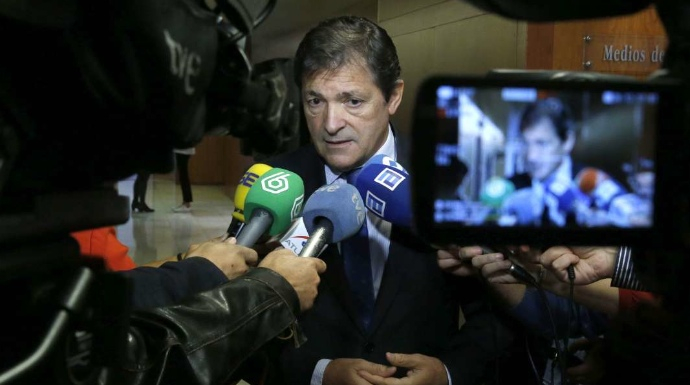 El presidente de la gestora del PSOE atendiendo a los periodistas