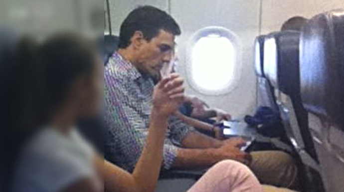 Pedro Sánchez en el avión rumbo a San Francisco.
