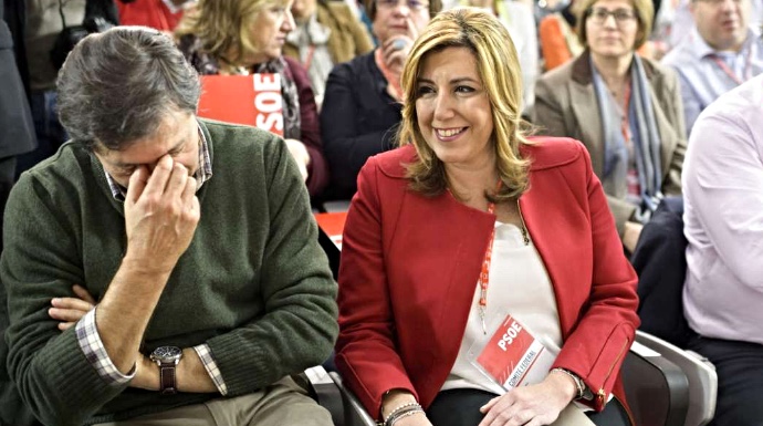 Javier Fernández se cubre el rostro junto a Susana Díaz en un acto del PSOE.