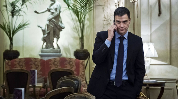 El ex secretario general del PSOE, Pedro Sánchez, hablando por teléfono