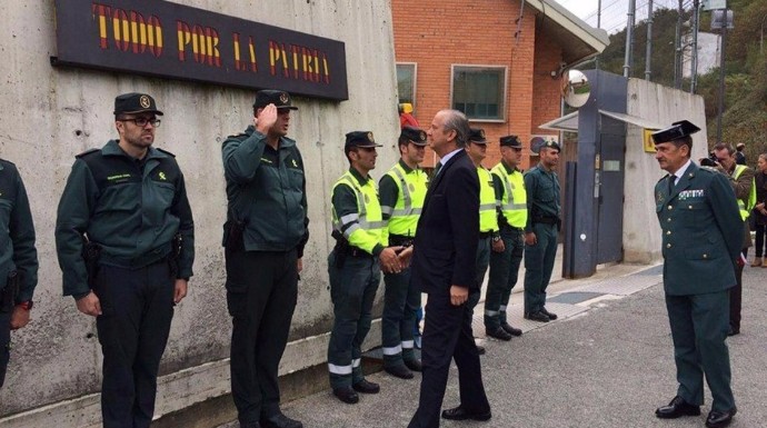 El director de la Guardia Civil tras su visita a los dos agentes linchados.