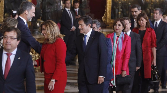 El Rey y Javier Fernández se saludan en la recepción del 12 de octubre.