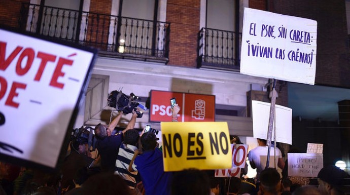 Una concentración anterior de militantes del PSOE a las puertas de Ferraz.