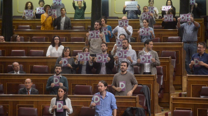 Los diputados de Podemos interrumpen el pleno de este jueves