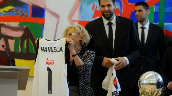 Manuela Carmena con el equipo del Real Madrid. 