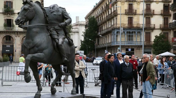 La polémica estatua ecuestre de Franco decapitado