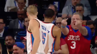 La reacción de un aficionado cabrea a un jugador de la NBA en el primer partido de temporada