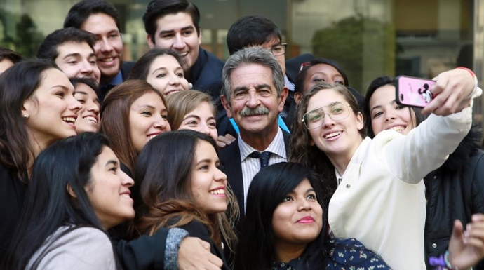 Revilla se hace un selfie con universitarios