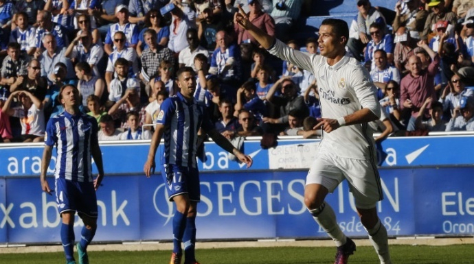 Cristiano Ronaldo durante el partido contra el Alavés.