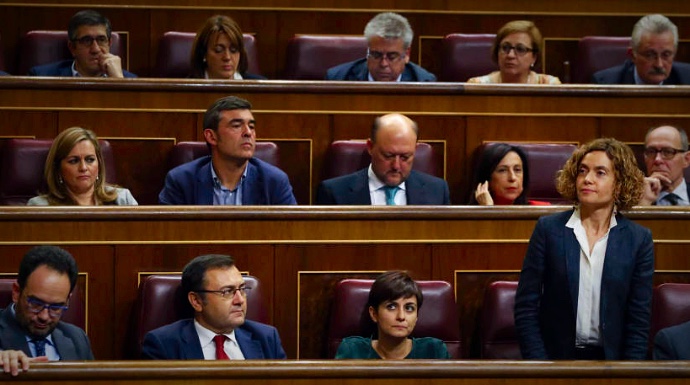 La diputada catalana Batet, votando "no" a Rajoy.