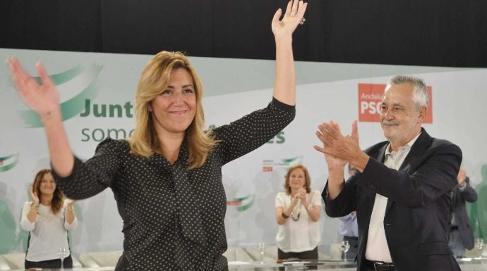 Griñán aplaudiendo a Susana Díaz en un mitin del PSOE andaluz