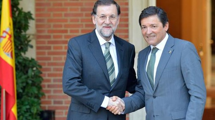 Rajoy y el presidente de la gestora del PSOE, Javier Fernández, en una de sus reuniones en Moncloa