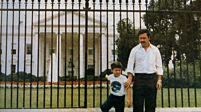Pablo Escobar y su hijo, ahora llamado Sebastián Marroquín, en una imagen de archivo.