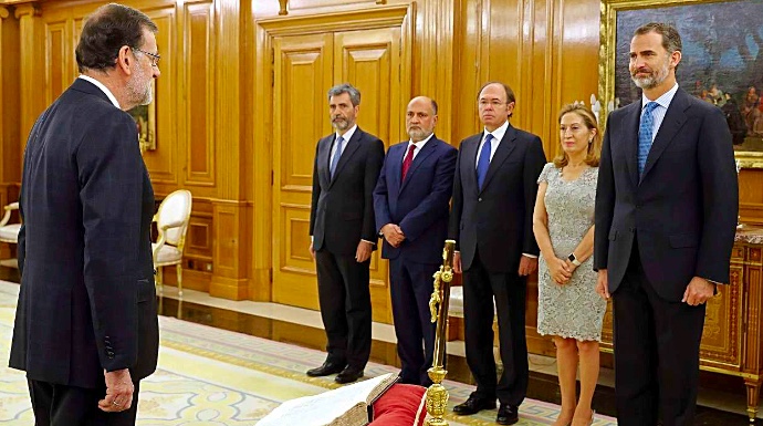 Mariano Rajoy en su toma de posesión frente al Rey Felipe VI y la ausencia de Doña Letizia.