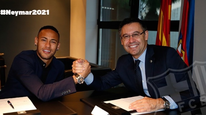 Neymar y Bartomeu tras firmar su renovación.
