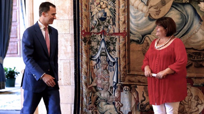 El Rey con la presidenta del Parlamento balear, Xelo Huertas.