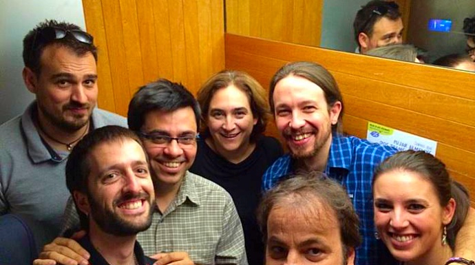 Ada Colau, Iglesias, Montero y otros, encerrados en un ascensor.