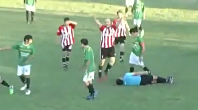 El árbitro en el suelo, tras ser golpeado.