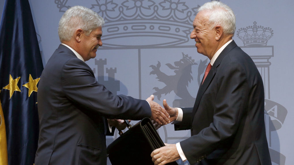 García-Margallo entregando la cartera ministerial a Dastis.