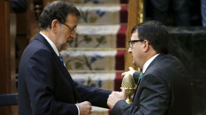 Rajoy conversa con el portavoz del PNV, Aitor Esteban