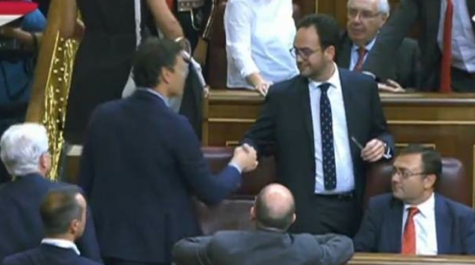 Pedro Sánchez y Antonio Hernando se saludan friamente en el Congreso tras la dimisión del líder socialista
