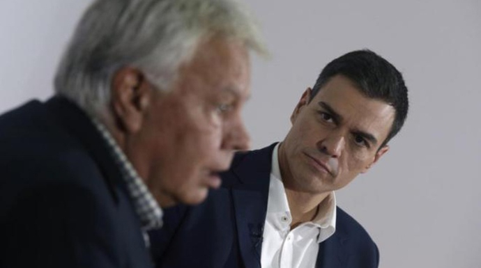 Pedro Sánchez observa atentamente a Felipe González en un acto del PSOE
