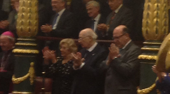 Carmena aplaudiendo a los Reyes en la tribuna de autoridades del Congreso. Fotografía de ESdiario.