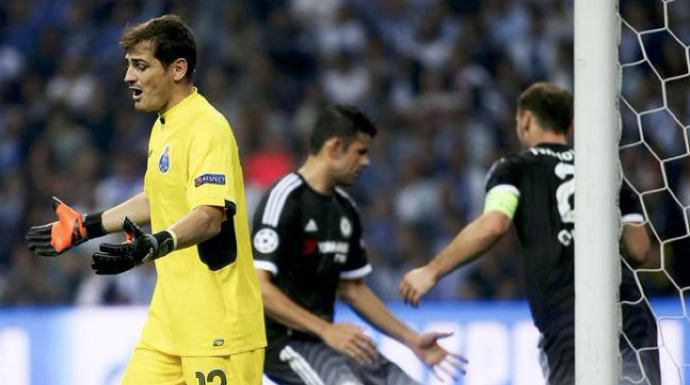 Iker Casillas durante un partido con el OPorto.
