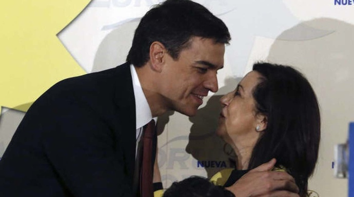 Pedro Sánchez besa a Margarita Robles en un desayuno informativo