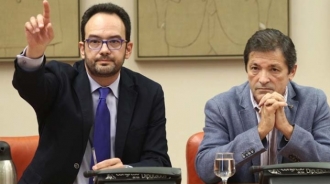 El caos total del PSOE en el Congreso obliga a Fernández a aplazar su revolución