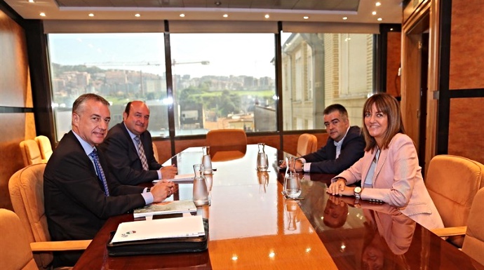 Nacionalistas y socialistas vascos, en la mesa negociadora del acuerdo.