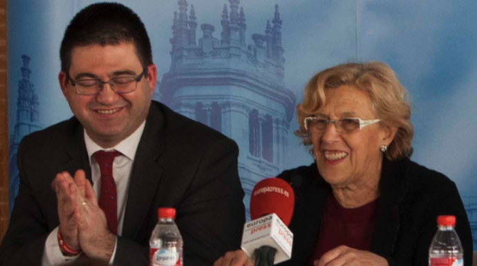 El concejal de Hacienda, Carlos Sánchez Mato, junto a la alcaldesa Manuela Carmena