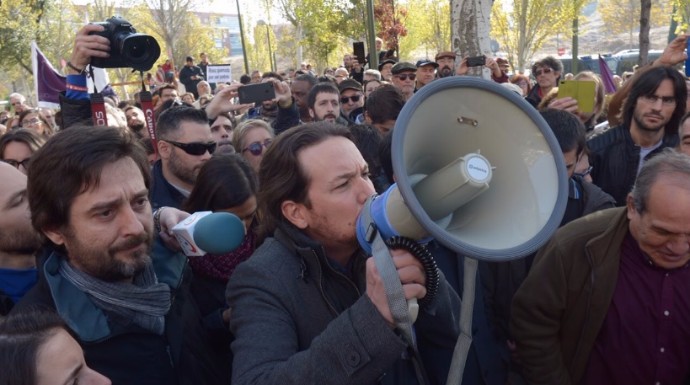 Pablo Iglesias, megáfono en mano, el sábado ante la sede de Gas Natural.