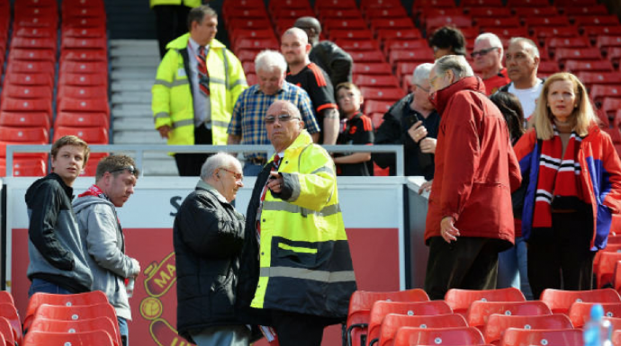 La seguridad de Old Trafford evacúa el estadio.