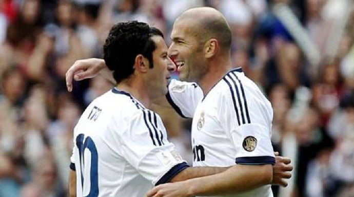 Figo y Zidane durante un partido benéfico.