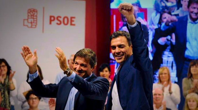 Javier Fernández y Pedro Sánchez, en un acto electoral en Asturias.