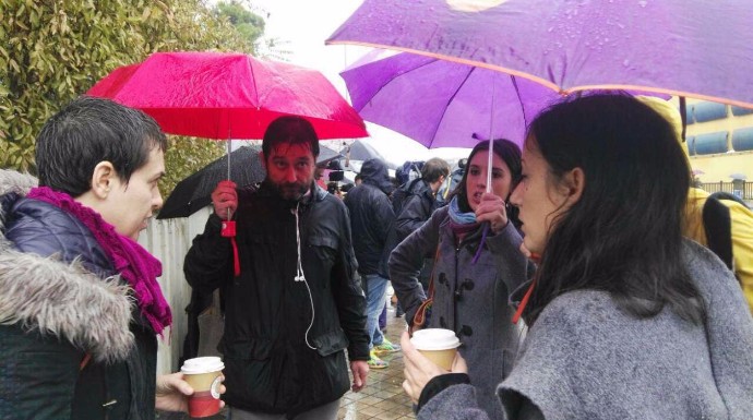 Irene Montero y Rafael Mayoral "luchando" bajo la lluvia contra el CIE de Aluche.