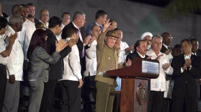 Raúl Castro saluda a los cubanos en la Plaza de la Revolución.