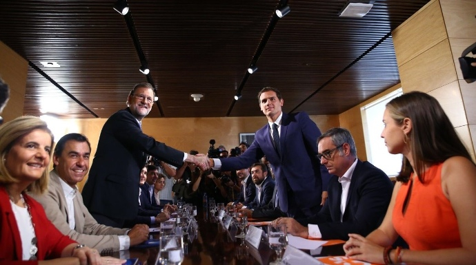Rajoy y Rivera sellan con un apretón de manos el acuerdo de investidura entre PP y C's
